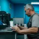 Técnico revisando un lavavajillas Bosch con error e09 lavavajillas bosch
