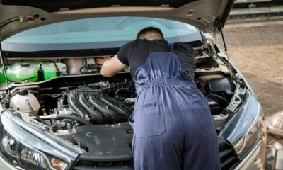 Técnico reparando un lavavajillas en la cocina para explicar el Error E04 lavavajillas Bosch