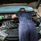 Técnico reparando un lavavajillas en la cocina para explicar el Error E04 lavavajillas Bosch