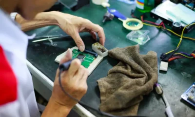 Técnico revisando el sistema de calentamiento de un lavavajillas Balay con error E09