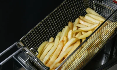 freidora de aire con doble cesta sobre encimera de cocina moderna