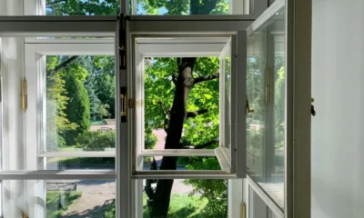 Ventanas de doble acristalamiento mejoran eficiencia energética hogar.