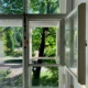Ventanas de doble acristalamiento mejoran eficiencia energética hogar.