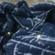 Persona secando una chaqueta de plumón en la secadora para ilustrar como secar un plumas en secadora sin estropearlo