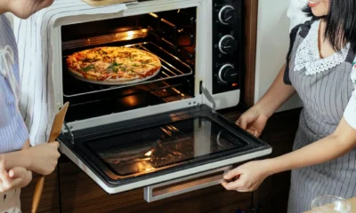 Imagen de un primer horno eléctrico histórico en una cocina antigua.