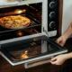 Imagen de un primer horno eléctrico histórico en una cocina antigua.