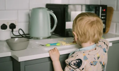 Escena de la invención del microondas: un prototipo antiguo en un laboratorio.