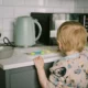 Escena de la invención del microondas: un prototipo antiguo en un laboratorio.