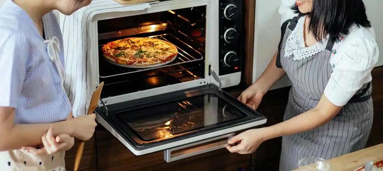 Imagen de electricista revisando un horno que salta el diferencial