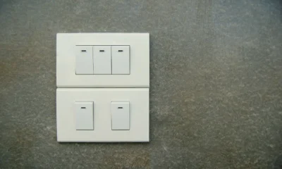 Cuadro eléctrico con interruptor activado para ilustrar "aire acondicionado dispara la luz" y un fallo en la instalación doméstica.