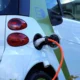 Comprobación del cargador de un patinete eléctrico que no inicia la carga