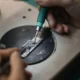 Técnico revisando la controladora de un patinete Xiaomi con el error 29