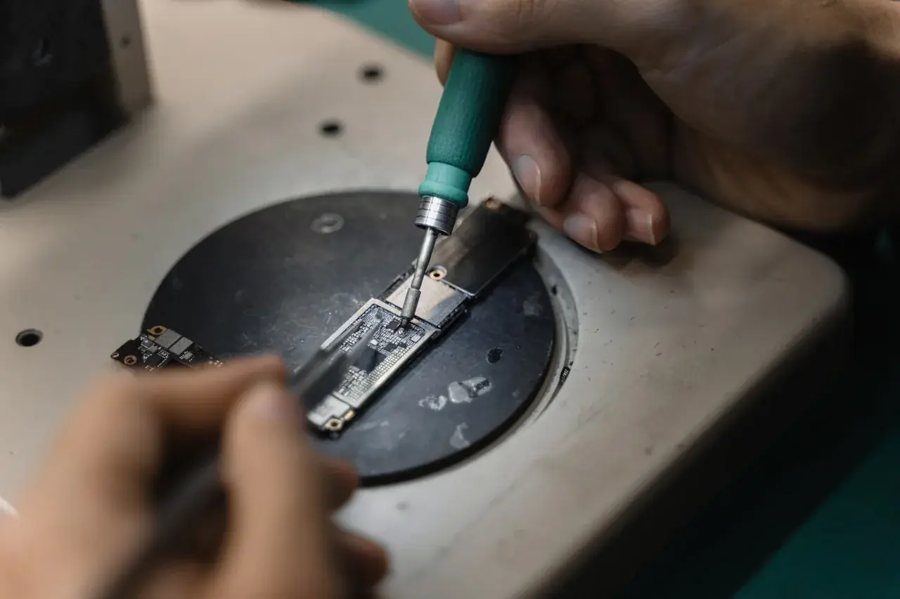 Técnico revisando la controladora de un patinete Xiaomi con el error 29