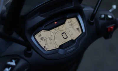Técnico revisando un patinete eléctrico con el código E5 en la pantalla