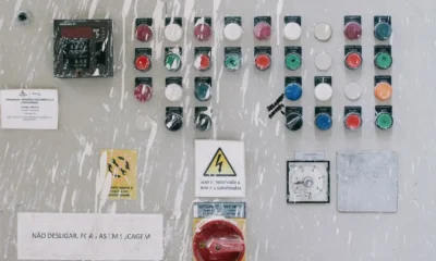 Patinete eléctrico con la pantalla encendida y el botón de apagado bajo revisión