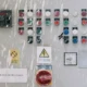 Patinete eléctrico con la pantalla encendida y el botón de apagado bajo revisión