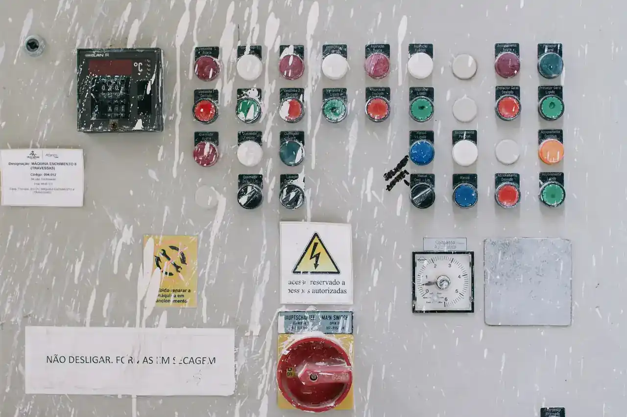 Patinete eléctrico con la pantalla encendida y el botón de apagado bajo revisión