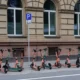 Patinete eléctrico sin certificado junto a un carril urbano, con su placa identificativa visible