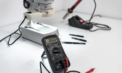 Técnico revisando el motor y el cableado de un patinete eléctrico con el error 7