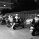 Técnico revisando un patinete eléctrico con código E4 en el motor y la controladora