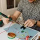 Patinete eléctrico mostrando el código E7 mientras se revisa el cable del motor