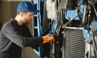 Técnico revisando el cableado de un patinete eléctrico con código de error 16