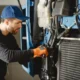 Técnico revisando el cableado de un patinete eléctrico con código de error 16