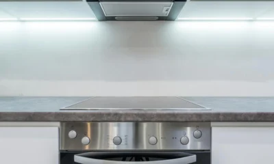 Imagen de un técnico revisando una placa vitrocerámica se apaga sola durante una reparación en la cocina