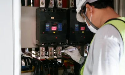 Electrician checking circuit breaker when electrodoméstico salta el diferencial