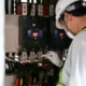 Electrician checking circuit breaker when electrodoméstico salta el diferencial