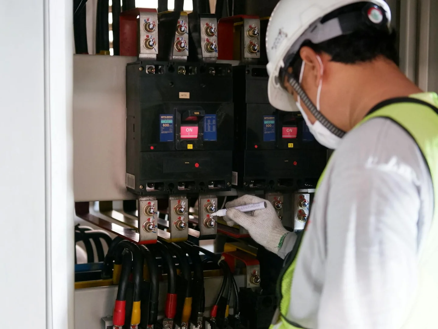 Electrician checking circuit breaker when electrodoméstico salta el diferencial