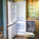 Una cocina vacía con una nevera de vacaciones y ambiente de ausencia en el hogar