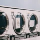 Primer plano de una etiqueta energética en un electrodoméstico, destacando electrodomésticos eficientes y silenciosos