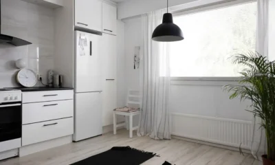 Imagen de un frigorífico moderno con la etiqueta energética visible para ilustrar qué significa la letra e en electrodomesticos y cómo interpretar su consumo.