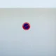 Primer plano de una etiqueta de ropa que muestra claramente el símbolo de no lavar en lavadora (bañera tachada), útil para el artículo Símbolo de no lavar en lavadora: qué significa y cómo actuar.