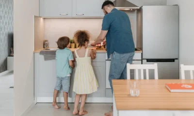 Familia organizando la compra frente a un frigorífico lg combi 2 metros en una cocina moderna.