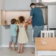 Familia organizando la compra frente a un frigorífico lg combi 2 metros en una cocina moderna.