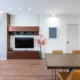 Televisor de pantalla plana con imagen dividida mostrando HDR frente a SDR para ilustrar Qué es hdr en televisores y por qué cambia la imagen.