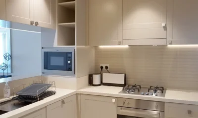Microondas sin plato giratorio ventajas: base plana con una fuente rectangular dentro de un microondas abierto