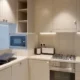 Microondas sin plato giratorio ventajas: base plana con una fuente rectangular dentro de un microondas abierto