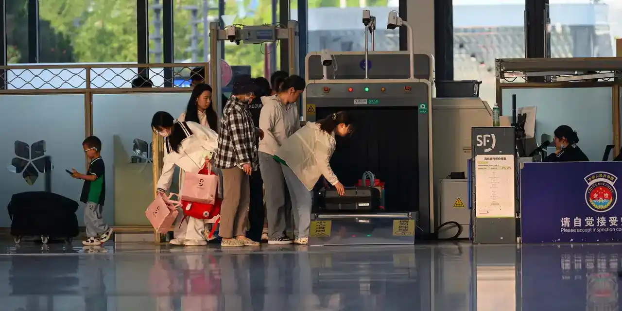 Patinete elétrico dobrado ao lado de uma mala no aeroporto antes do embarque