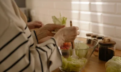 Robot de cocina de Aldi o Lidl: diferencias, precios y cuál compensa — robot de cocina sobre la encimera con bol y verduras frescas listo para preparar una receta.