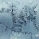 Frigorífico con escarcha en la pared trasera, ilustración para el artículo mi frigorífico hace hielo en la parte de atrás