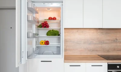 Foto de una nevera no enfría pero si congela, con escarcha visible en el congelador y la zona de refrigeración sin funcionar bien.
