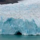 Frigorífico Balay no enfría pero si congela: interior de un frigorífico abierto con escarcha y hielo en el congelador.
