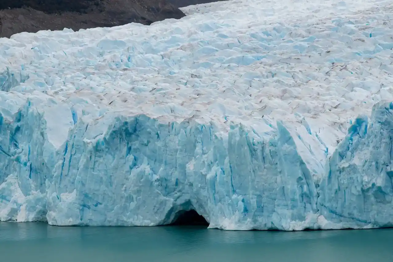 Frigorífico Balay no enfría pero si congela: interior de un frigorífico abierto con escarcha y hielo en el congelador.