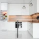 Frigorífico americano en una cocina moderna, midiendo el espacio para comprobar las medidas frigorifico americano antes de comprar