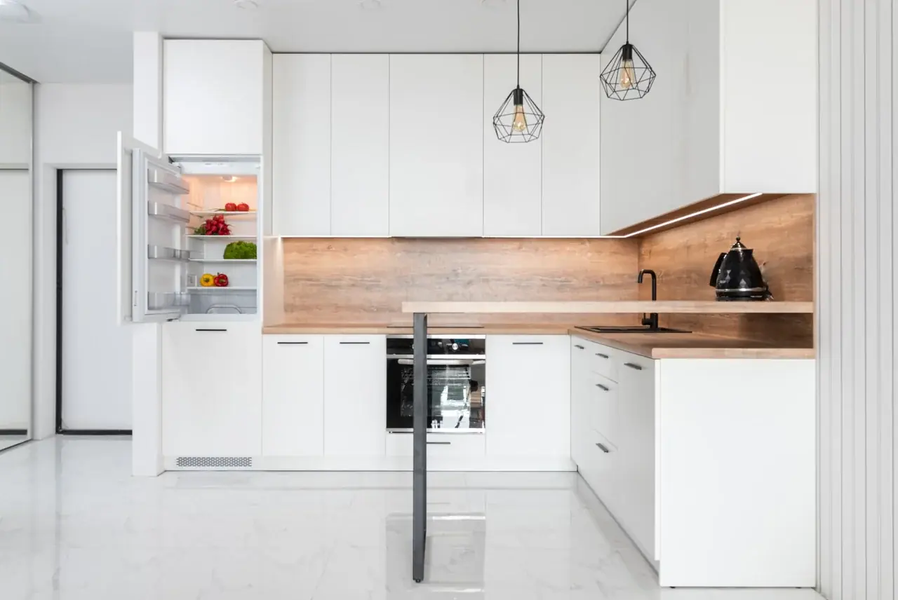 Frigorífico americano en una cocina moderna, midiendo el espacio para comprobar las medidas frigorifico americano antes de comprar