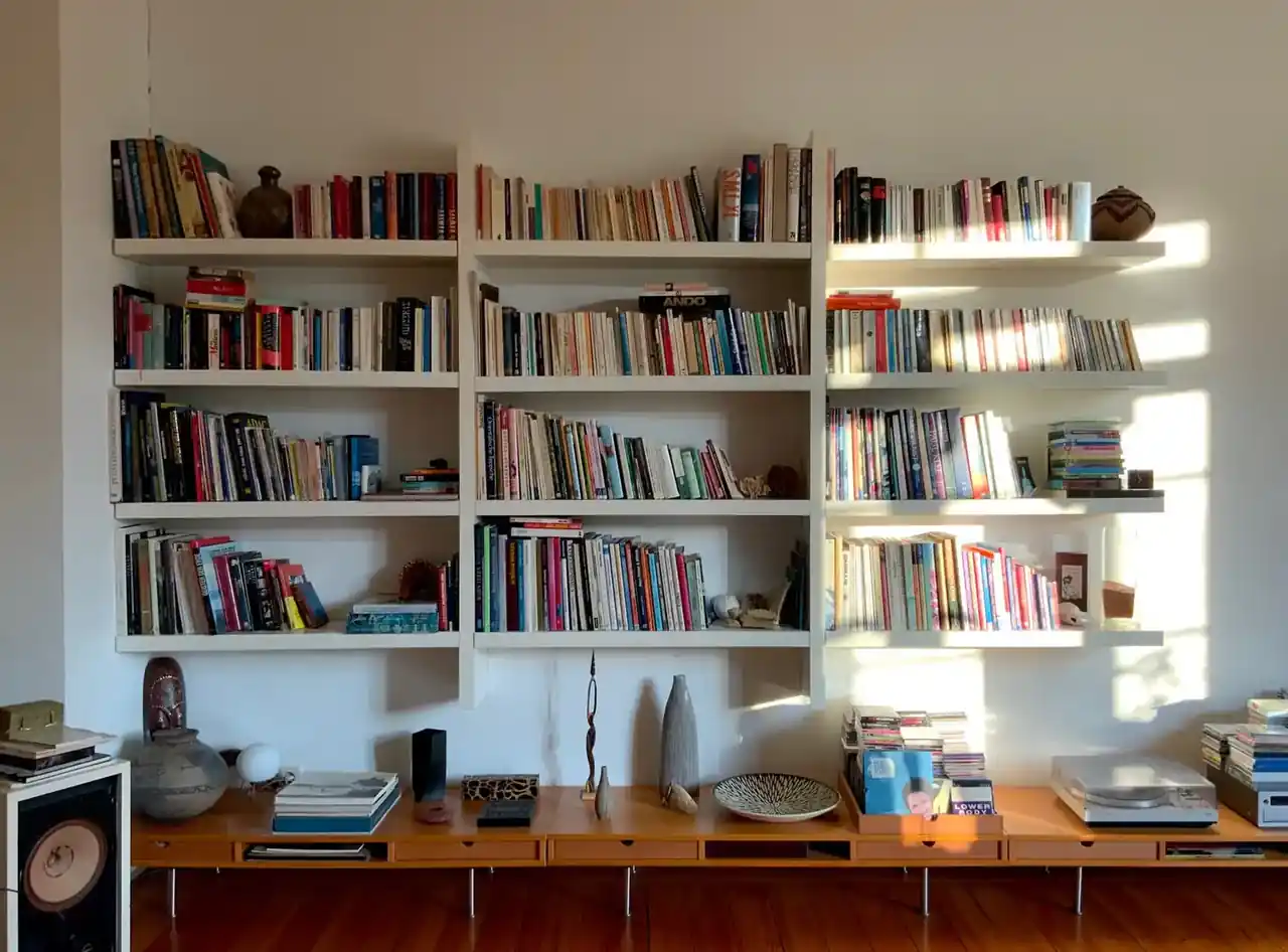 Vista de un frigorífico combi abierto con estantes organizados y alimentos frescos en una cocina moderna — imagen para la guía Frigorífico combi Teka No Frost NFL 345 C: guía completa.