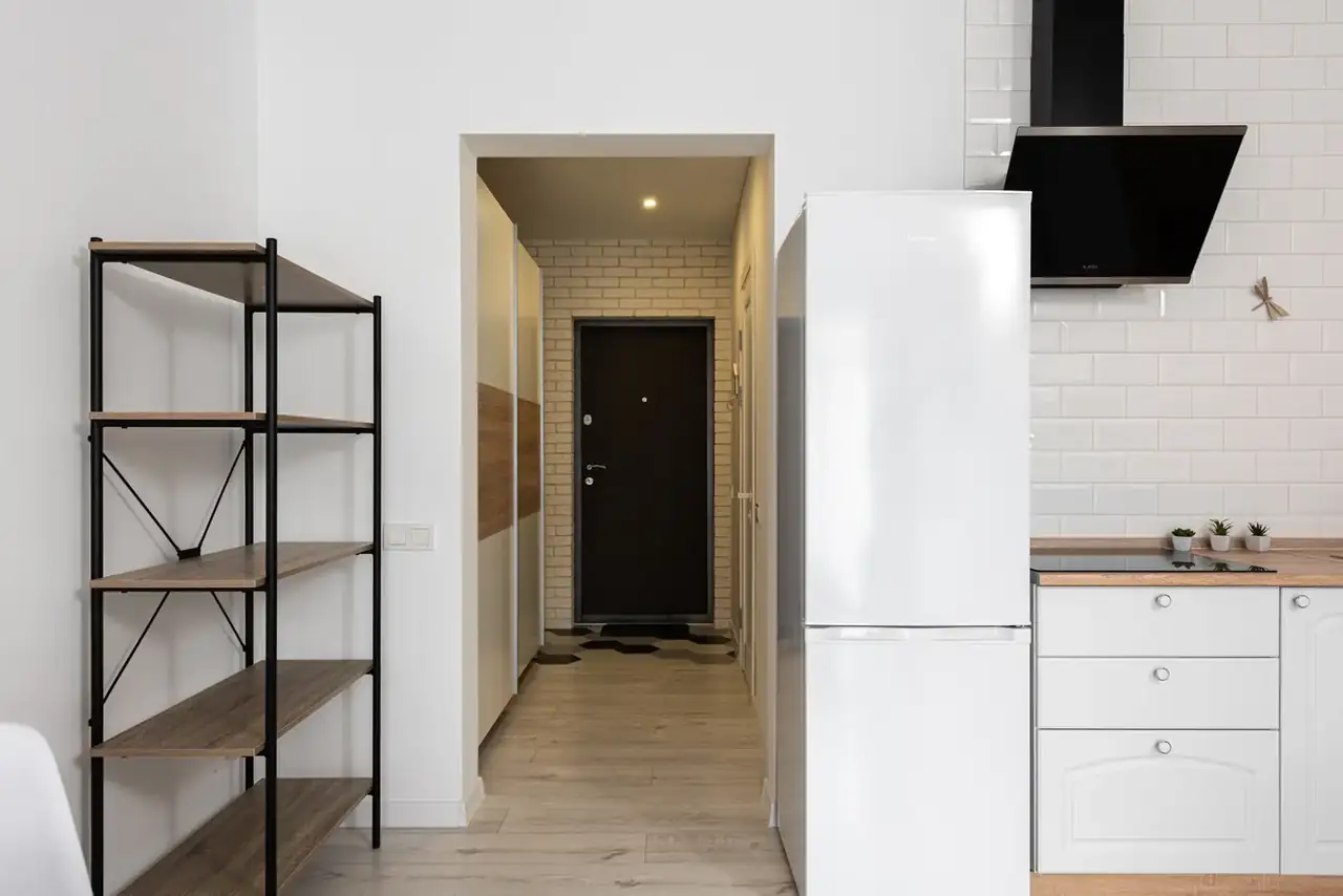 Frigorífico combi No Frost abierto en una cocina moderna con estantes organizados y alimentos frescos — Milar frigoríficos combi No Frost: guía de compra y modelos clave